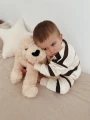 Chłopiec przytulający dużego pieska pluszowego Maltipoo 50 cm