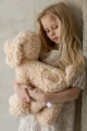 Duży jasnobeżowy piesek pluszowy Maltipoo z personalizowanym serduszkiem