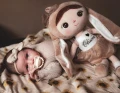 Beżowa lalka personalizowana z imieniem jako prezent dla niemowlaka