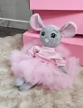 Personalizowana maskotka myszka w różowej bluzeczce i tiulowej spódniczce w dziecięcej aranżacji