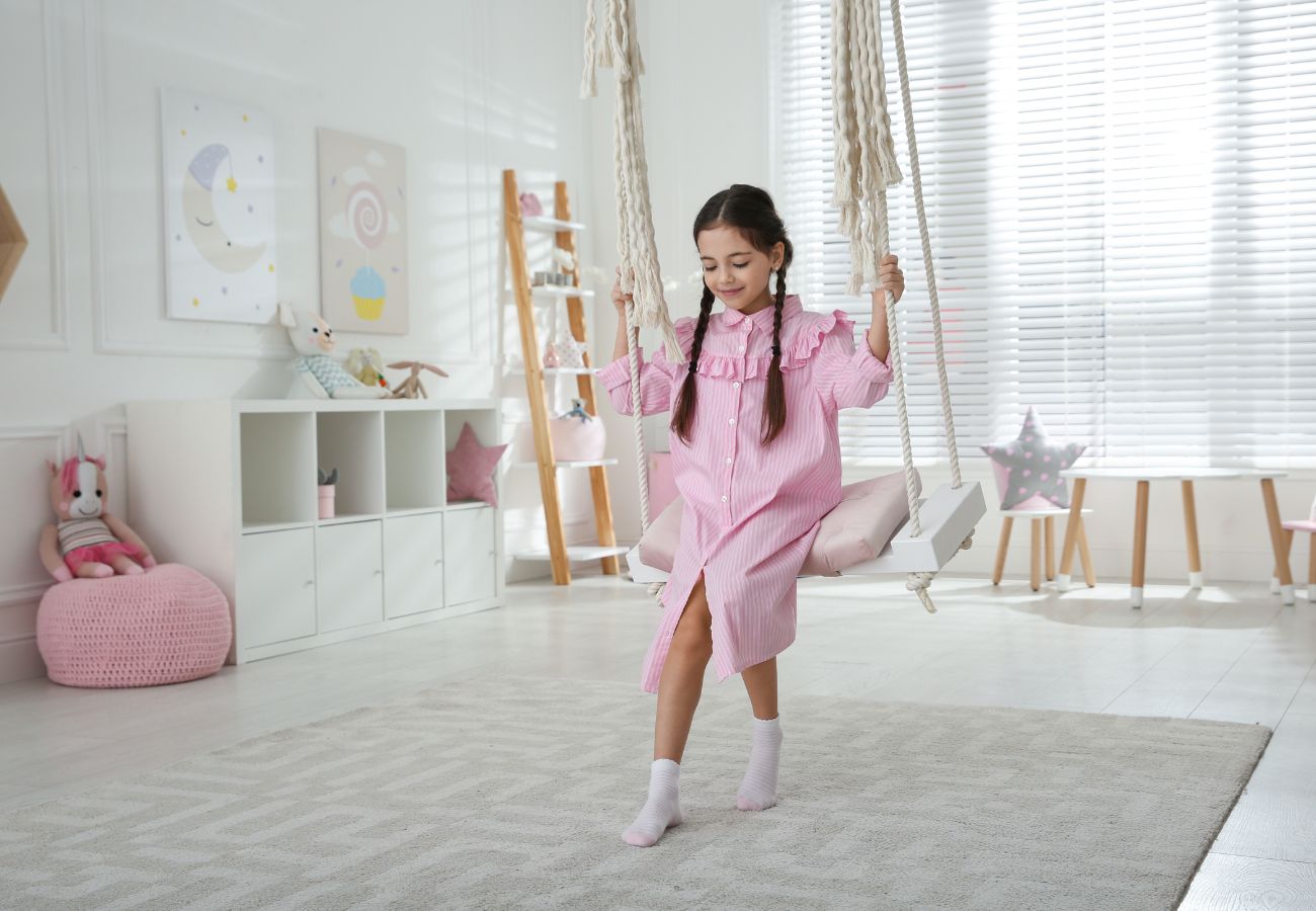 Gdzie zamontować huśtawkę domową w pokoju dziecka? Poradnik o montażu