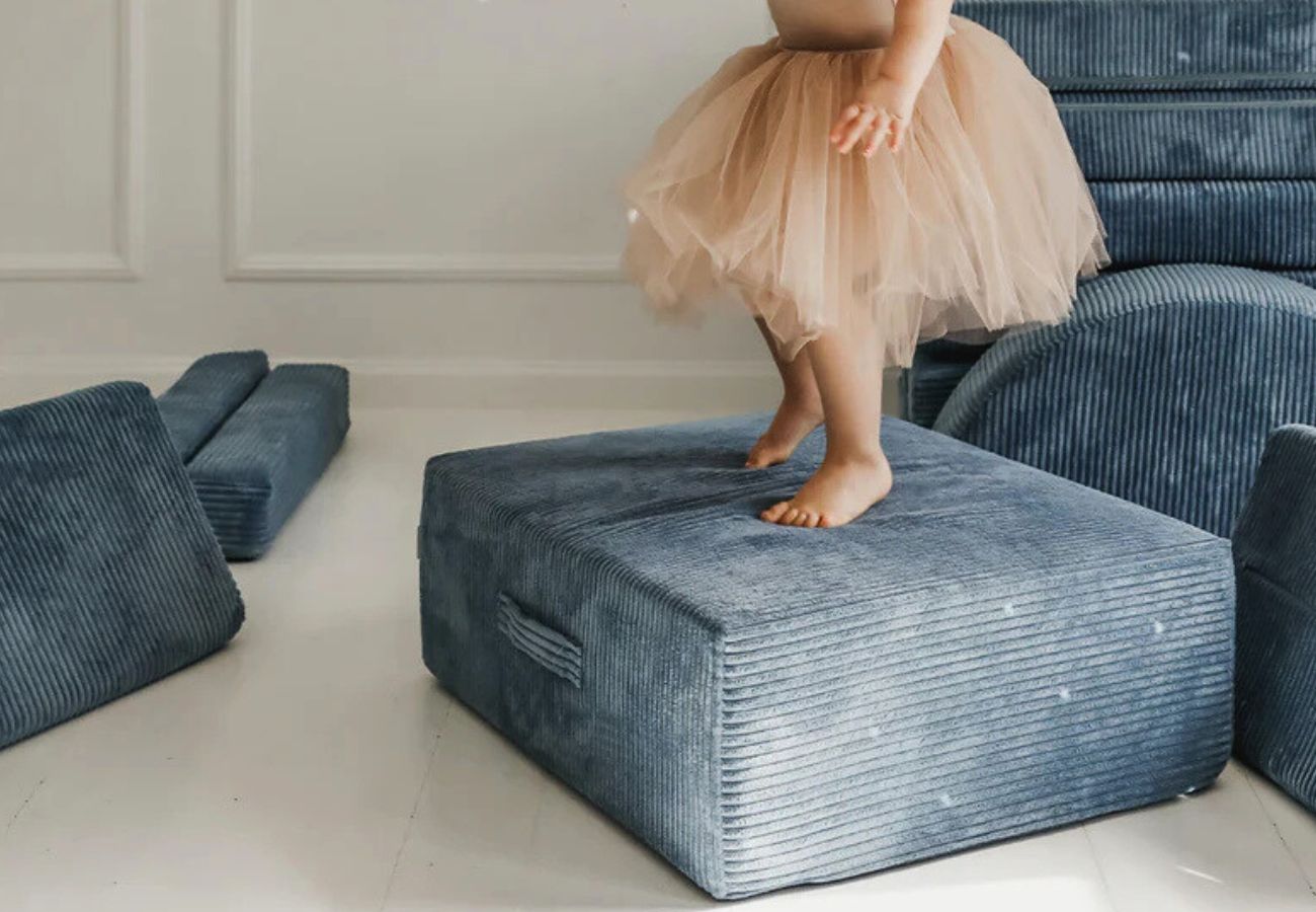 Trampolina domowa dla dziecka ustawiona w mieszkaniu